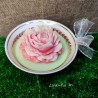 Bougie Pivoine dans tasse en porcelaine et ruban