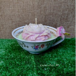 Bougie Pivoine dans tasse en porcelaine et ruban