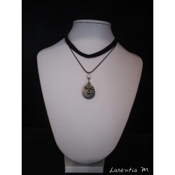 Collier ras de cou double noir avec goutte béton noir, croix argentée