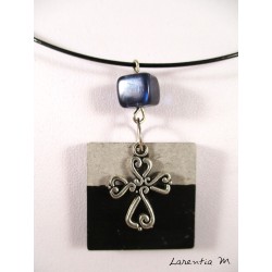 Collier ras de cou noir avec rond béton noir et soleil argenté