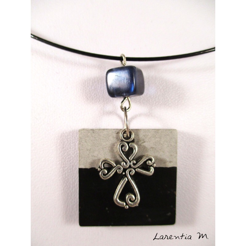 Collier ras de cou noir avec rond béton noir et soleil argenté
