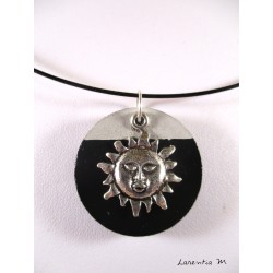 Collier ras de cou rond béton noir et soleil argenté