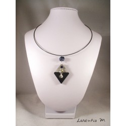 Collier losange béton peint noir, chat argent, perle carrée et Swarovski noire , ras de cou rigide noir