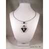 Collier losange béton peint noir, chat argent, perle carrée et Swarovski noire , ras de cou rigide noir