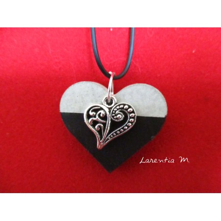 Collier pendentif "Coeur" argenté sur socle de béton