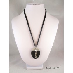 Collier ovale béton peint noir, love, perle cirée argent, cordon daim noir