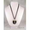 Collier ovale béton peint noir, love, perle cirée argent, cordon daim noir