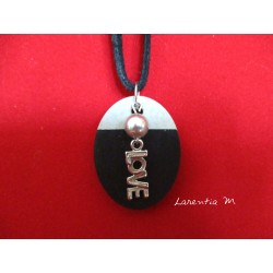 Collier pendentif "Love" avec perle cirée grise sur béton ovale peint noir