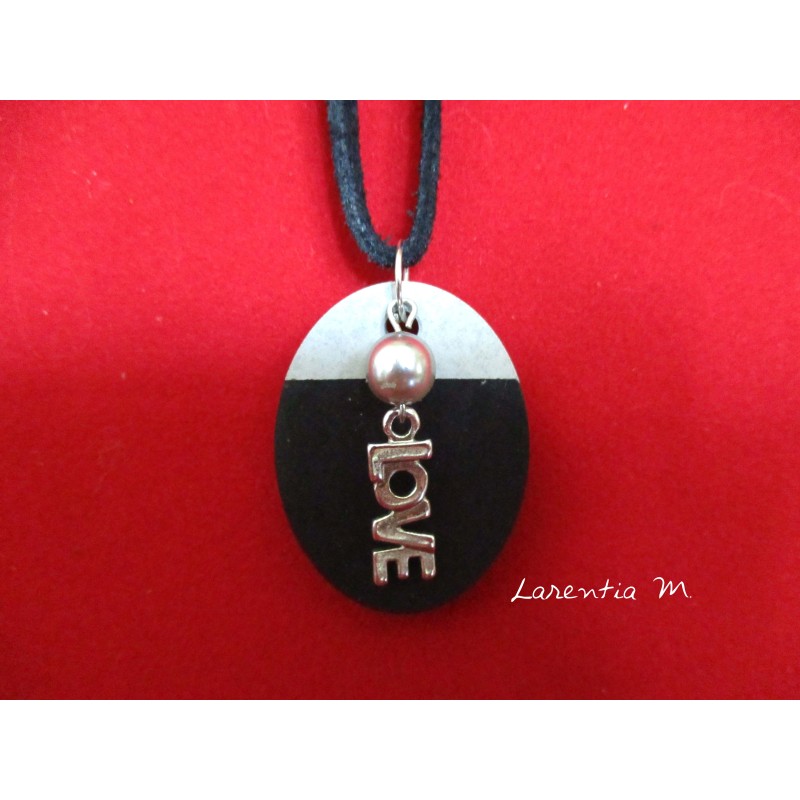 Collier pendentif "Love" avec perle cirée grise sur béton ovale peint noir