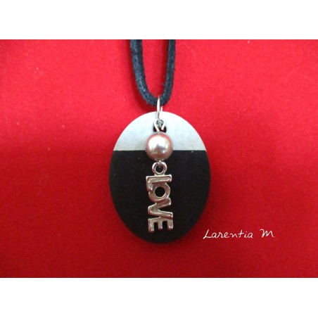 Collier pendentif "Love" avec perle cirée grise sur béton ovale peint noir