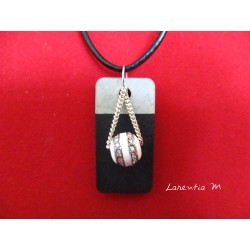 Collier pendentif "Perle" avec perle blanche argentée sur béton rectangle peint noir