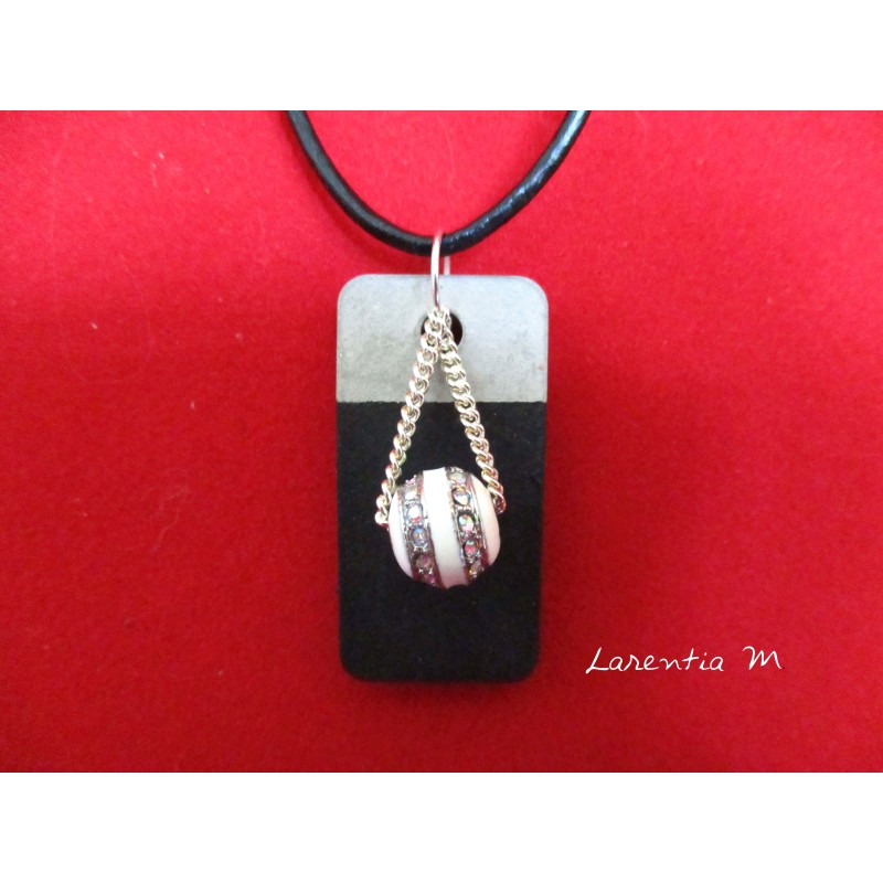 Collier pendentif "Perle" avec perle blanche argentée sur béton rectangle peint noir