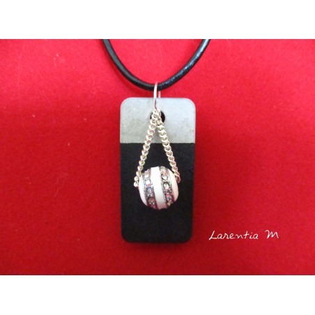 Collier pendentif "Perle" avec perle blanche argentée sur béton rectangle peint noir