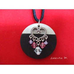 Collier pendentif argenté "Coeur" avec perles Swarovski sur béton rond peint noir