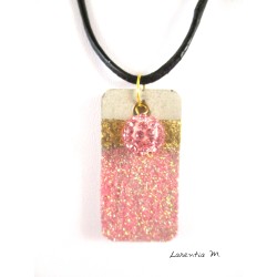 Collier pendentif perle Shamballa rose sur socle de béton