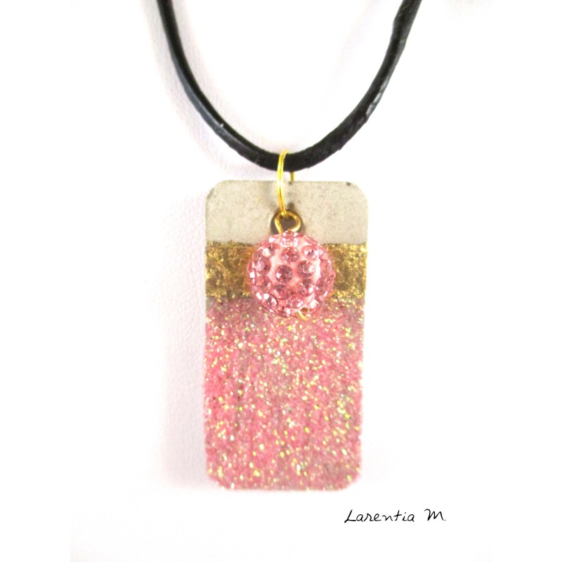 Collier pendentif perle Shamballa rose sur socle de béton