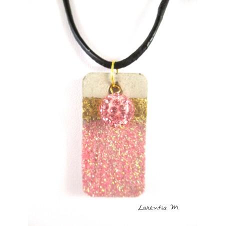 Collier pendentif perle Shamballa rose sur socle de béton