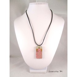 Collier béton rectangle pailleté rose, feuille métal doré, et perle shamballa rose, cordon cuir noir