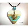 Collier pendentif soleil doré, suspendue à une perle shamballa bleue sur coeur béton pailleté et doré à la feuille métal