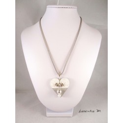Collier béton cœur, blanc pailleté, perles cirées argent et blanche sur nœud papillon, cordon daim gris