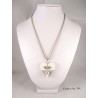 Collier béton cœur, blanc pailleté, perles cirées argent et blanche sur nœud papillon, cordon daim gris