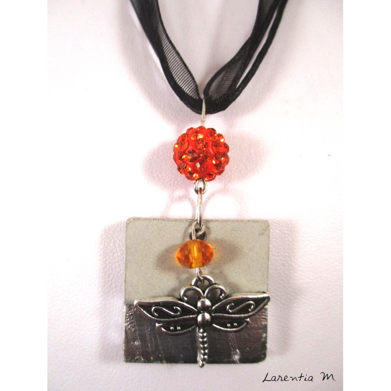 Collier béton carré argent, libellule argentée, perles shamballa et cristal orange, sur ruban et cordons noirs