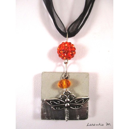 Collier béton carré argent, libellule argentée, perles shamballa et cristal orange, sur ruban et cordons noirs