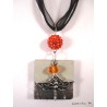 Collier béton carré argent, libellule argentée, perles shamballa et cristal orange, sur ruban et cordons noirs