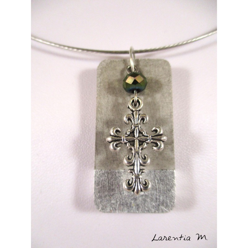 Collier béton rectangle argent, croix argentée, perle cristal gris, ras de cou gris