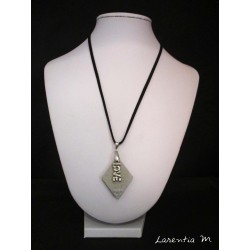 Collier béton losange, pendentif argenté Love, cordon daim noir
