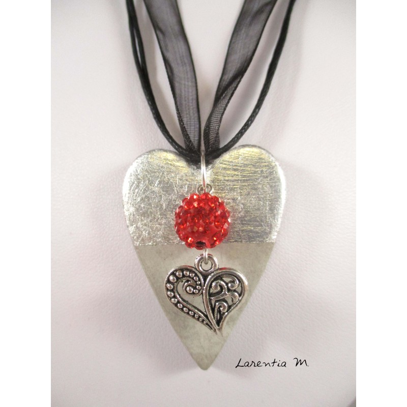 Collier, pendentif "Coeur" argent avec perle shamballa rouge sur socle de béton coeur
