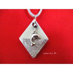 Collier pendentif "Dauphin" avec perle grise sur socle de béton losange