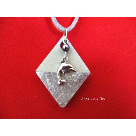 Collier pendentif "Dauphin" avec perle grise sur socle de béton losange