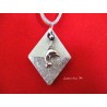 Collier pendentif "Dauphin" avec perle grise sur socle de béton losange