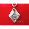 Collier pendentif "Fée" avec perle grise sur socle de béton losange