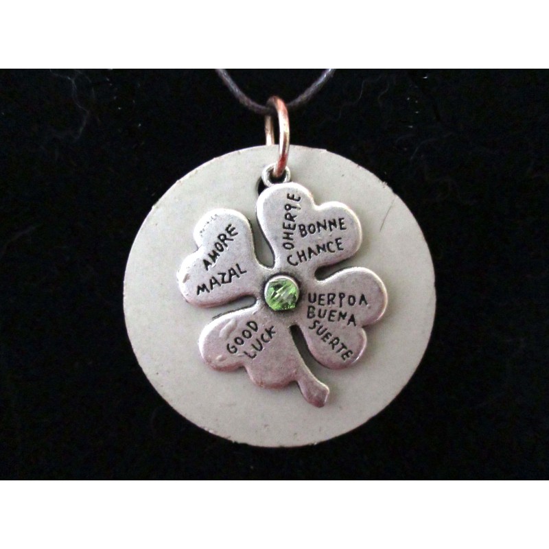 Collier, pendentif "Trèfle"avec perle cristal Swarosvki vert sur socle de béton