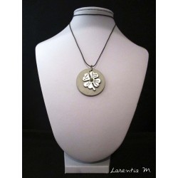 Collier béton trèfle argent/cristal vert Swarovski, cordon ciré marron