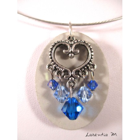 Collier béton ovale, connecteur cœur et perles cristal Swarovski bleues, ras de cou rigide gris