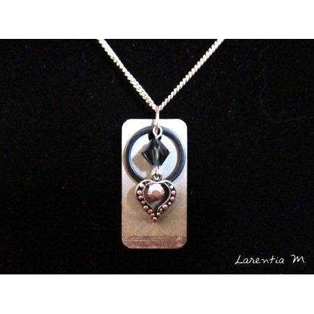 Collier pendentif avec perles cristal Swarovski noire, anneau et coeur argent sur socle de béton