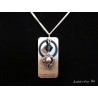 Collier pendentif avec perles cristal Swarovski noire, anneau et coeur argent sur socle de béton
