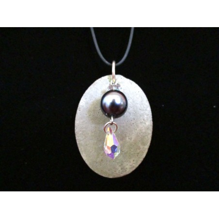 Collier, pendentif avec perles cirée grise/Swarosvki sur socle de béton