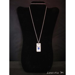 Collier pendentif avec perles cristal Swarosvki bleu et anneau sur socle de béton