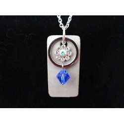 Collier avec perles cristal Swarosvki bleu et anneau sur socle de béton