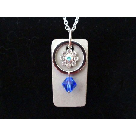 Collier avec perles cristal Swarosvki bleu et anneau sur socle de béton
