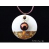 Collier, pendentif avec perles cirée/Swarosvki sur socle de béton