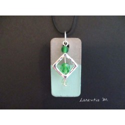 Collier pendentif "Carré" avec 3 perles vertes sur socle de béton rectangle peint vert