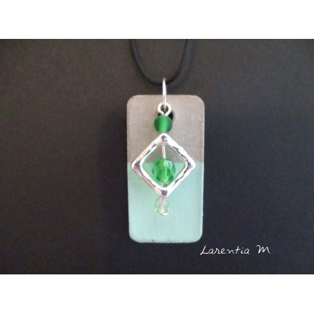 Collier pendentif "Carré" avec 3 perles vertes sur socle de béton rectangle peint vert