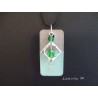 Collier pendentif "Carré" avec 3 perles vertes sur socle de béton rectangle peint vert