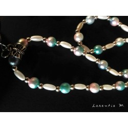 Sautoir perles irisées bleu/rose/blanc, shamballa blanche, pendentif béton