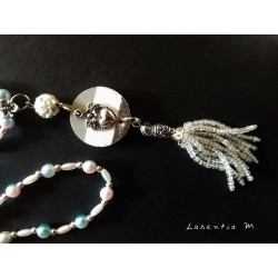 Sautoir perles irisées bleu/rose/blanc, shamballa blanche, pendentif béton